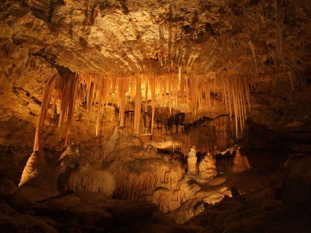 Cave_underground_limestone_formations