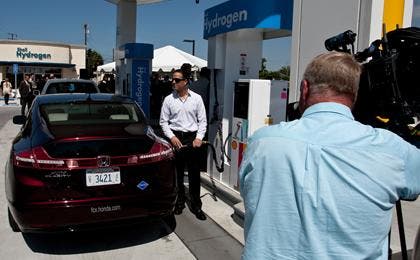 A Honda FCX Clarity was the firstretail fuel-cell electric vehicle customer to refuel at the new Shell hydrogen station in Torrance, Calif., on May 10, 2011. (c) Honda