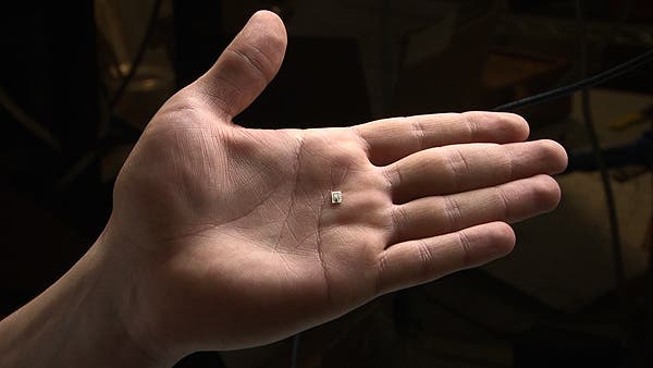 The self-propelled wirelessly powered prototype developed by Stanford scientists, 3mm wide and 4mm long, showed resting upon one of the researcher's hand. (c) Stanford University