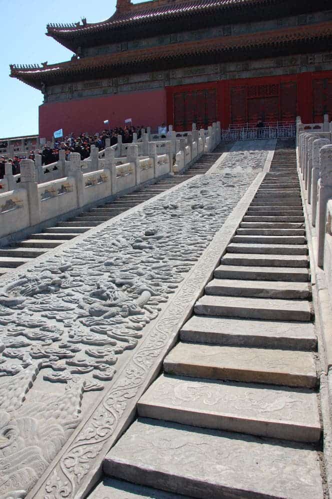 The largest stone carving lies on the descent from the raised platform of the Outer Court, heading north towards the Inner Court, behind the Hall of Preserved Harmony.
