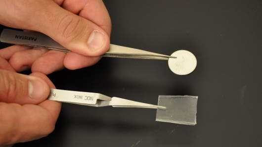 Polímero de silício e bateria usada para a pesquisa.  Foto: Universidade da Califórnia 
