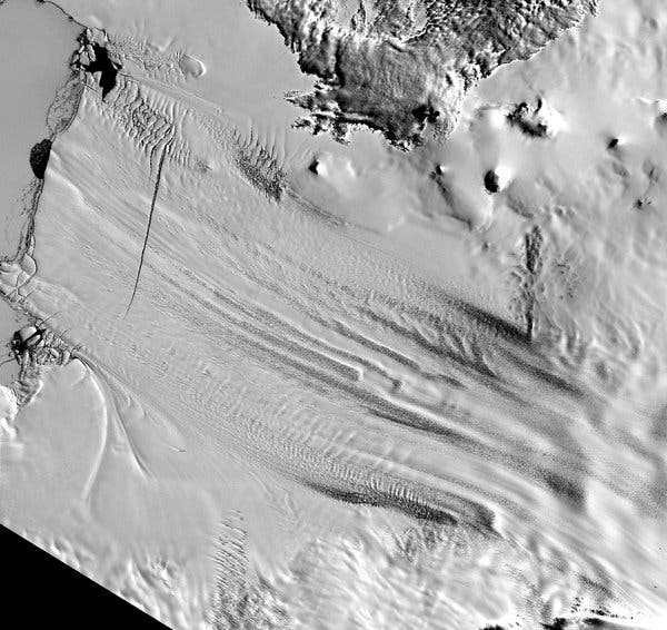 Várias medições capturaram o manto de gelo da Antártida Ocidental, mudando muito rapidamente na região onde flui para o Mar de Amundsen.  Landsat de crédito 