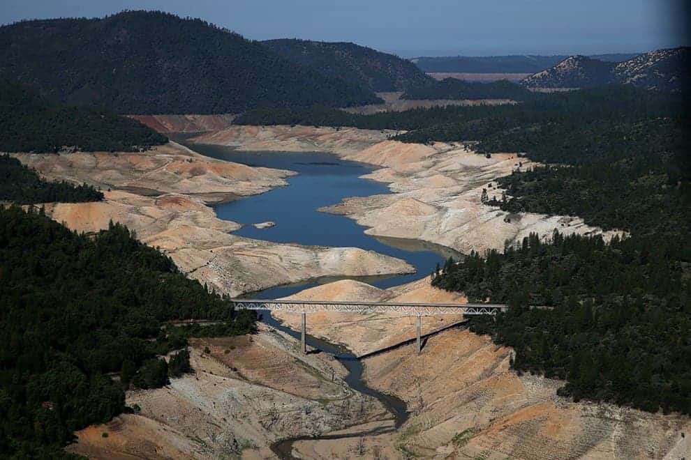 A snake-like trickle of water flows underneath Lake Oroville's Enterprise Bridge. Image credits:  Justin Sullivan/Getty Images