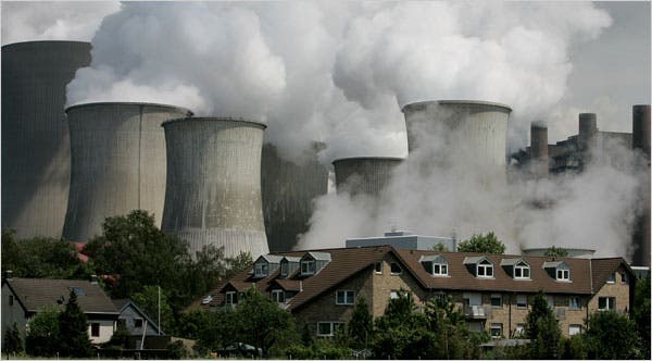 Coal fired power plant in Germany. US policymakers are considering substituting coal for natural gas by 2030 to tackle the warming of the planet. A new study concludes this won't be the case. Photo: Ralph Orlowski/Getty Images