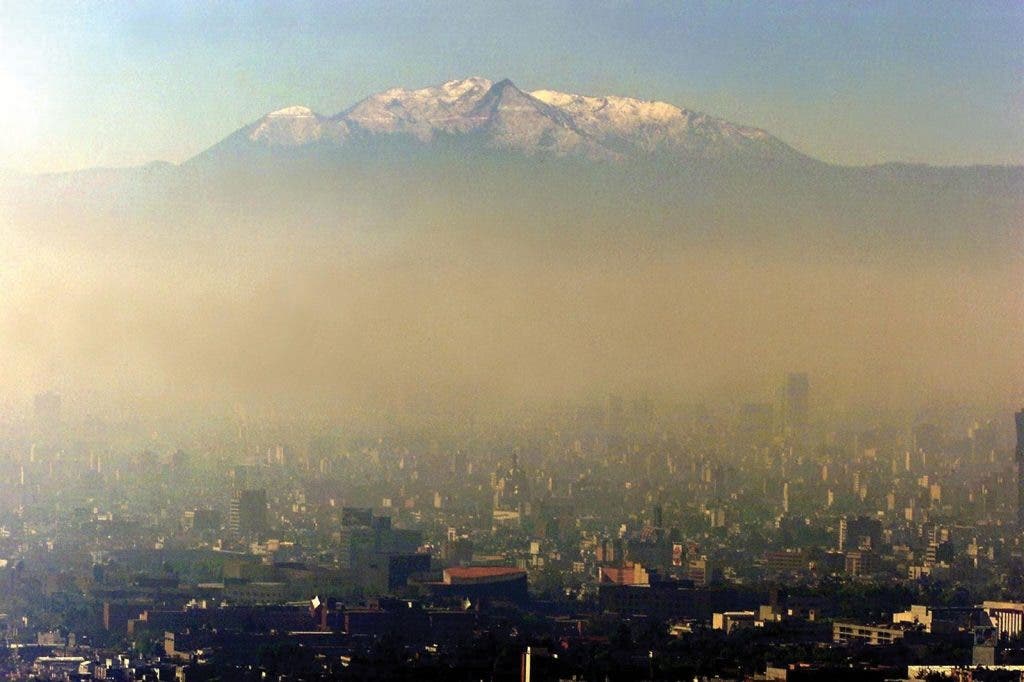 Smog in Mexico City. Image via Geography Blog (EU)