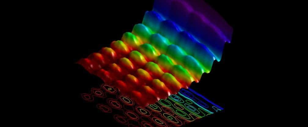 The wave signature is on the top of the image, while the photons are at the bottom. Image: Fabrizio Carbone/EPFL