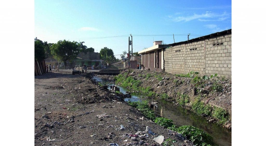 'Poor sanitation in Cap-Haitien' by Rémi Kaupp - Self-photographed. Licensed under CC BY-SA 3.0 via Commons