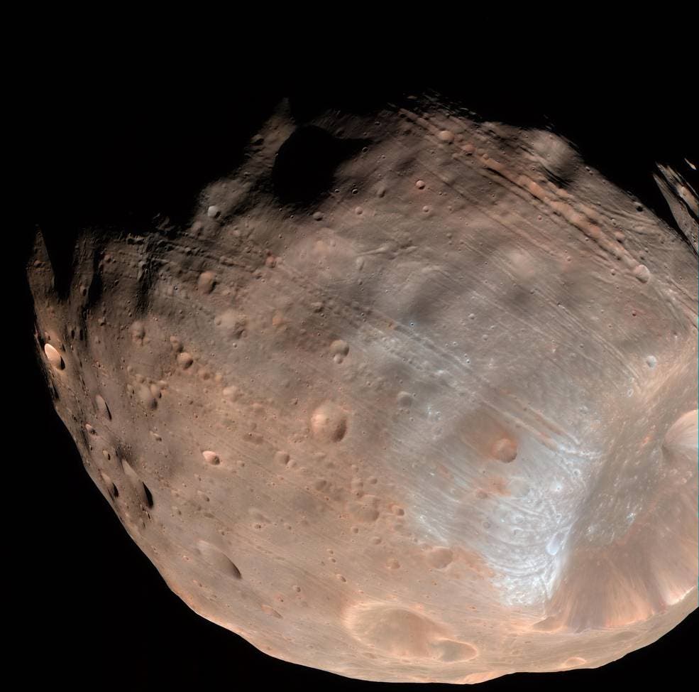 New modeling indicates that the grooves on Mars’ moon Phobos could be produced by tidal forces – the mutual gravitational pull of the planet and the moon. Initially, scientists had thought the grooves were created by the massive impact that made Stickney crater (lower right).
Credits: NASA/JPL-Caltech/University of Arizona