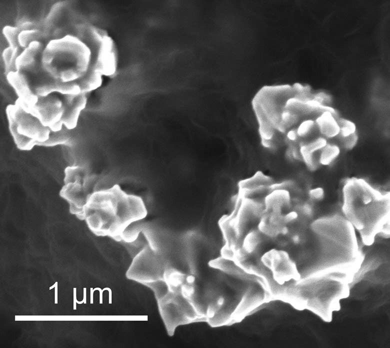Bunched together, as shown here, nanoparticles of graphene-coated nickel conduct electricity. When the battery overheats, the particles separate and electric current stops flowing. During cooling, the particles reunite and the battery starts producing electricity again. Image via Stanford.