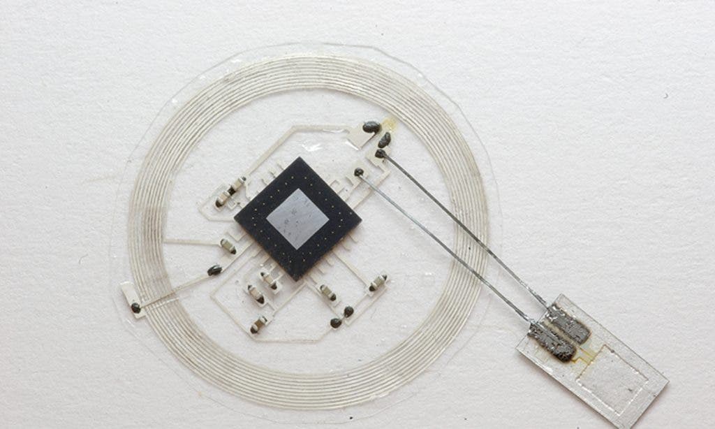 Dissolvable brain implant consisting of pressure and temperature sensors (bottom right) connected to a wireless transmitter.
Image via theguardian