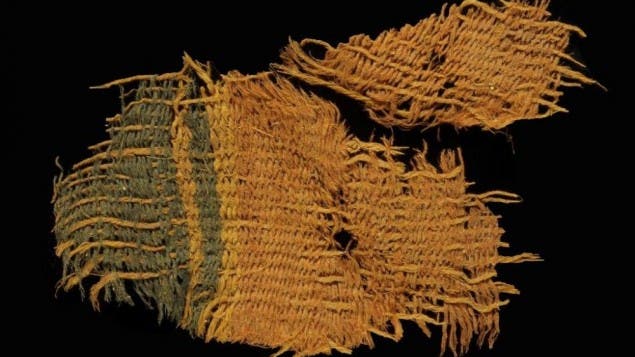 Fine wool textile (once) dyed red and blue.
Image credits Clara Amit/Israel Antiquities Authority.