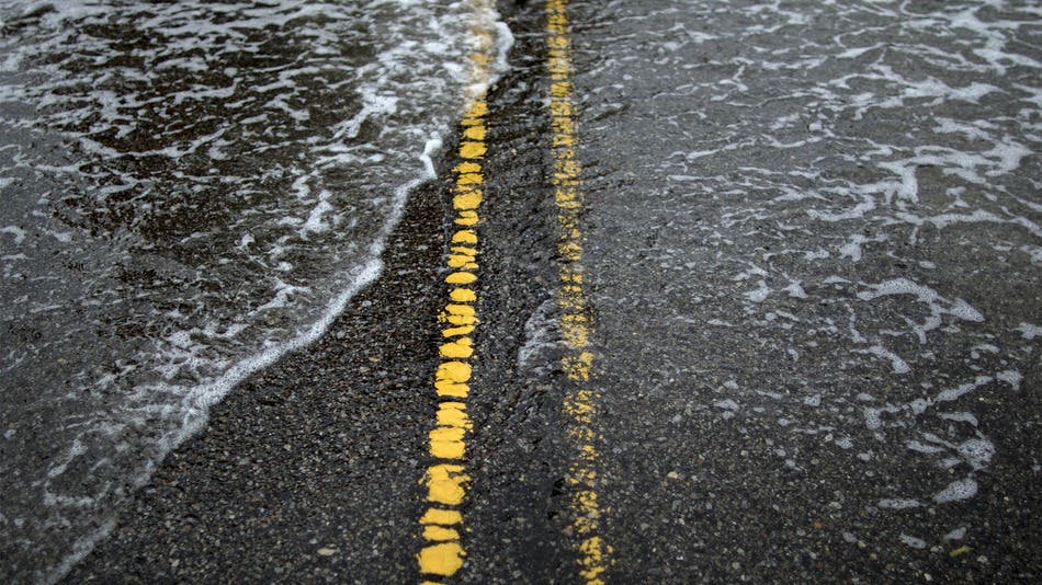 Brackish sea water washes over the center line of a street in Charleston Oct. 1, 2015.
Image credits Stephen B. Morton/AP.