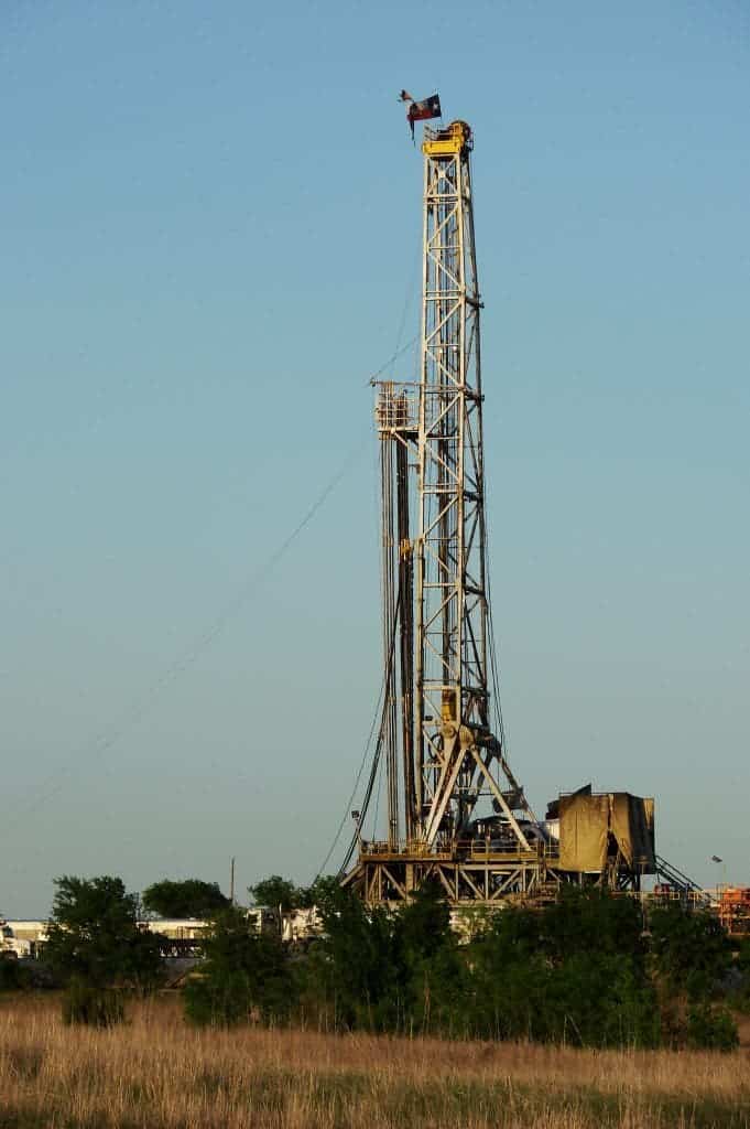 Shale gas drilling rig near Alvarado, Texas.
Image credits David R. Tribble.