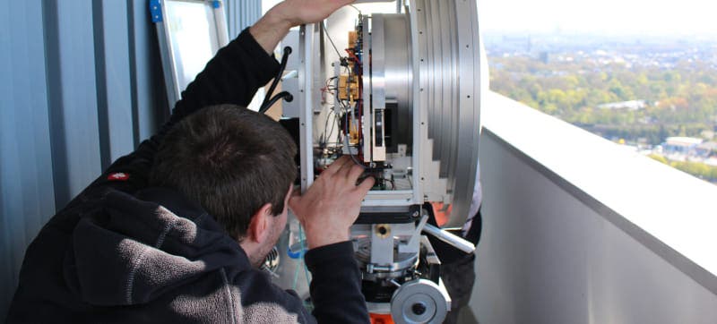 The team prepares its transmitter. (Image: Photo Jörg Eisenbeis, KIT)