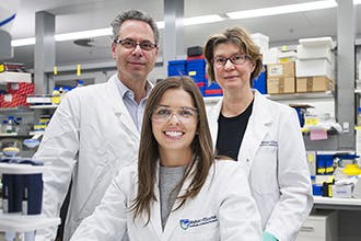 Professor Geoff Lindeman, PhD student Ms Emma Nolan and 
Professor Jane Visvader have discovered a potential new way
to prevent breast cancer in some at-risk women.