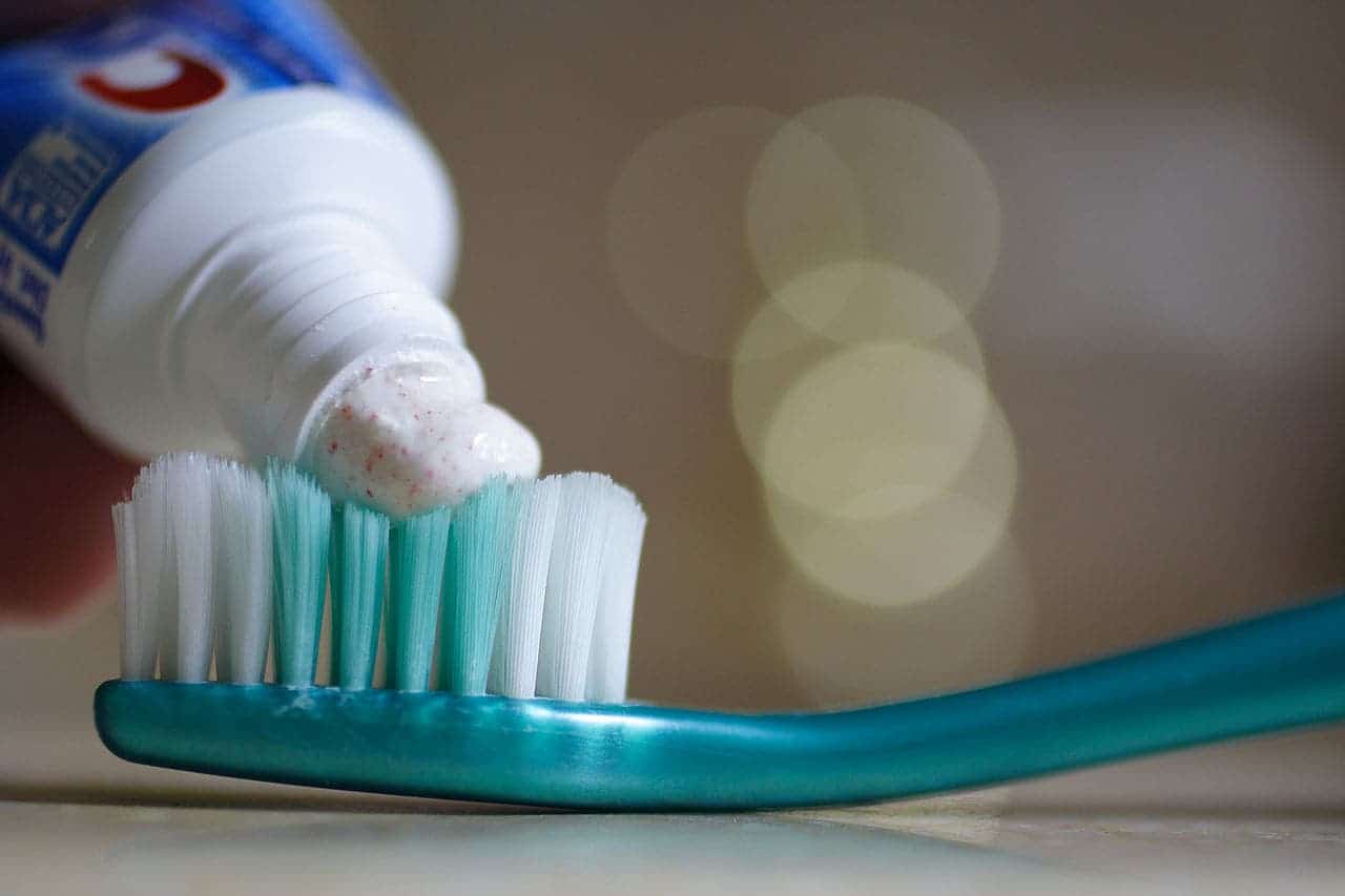 Toothbrush with microbeads. Image credits: Thegreenj