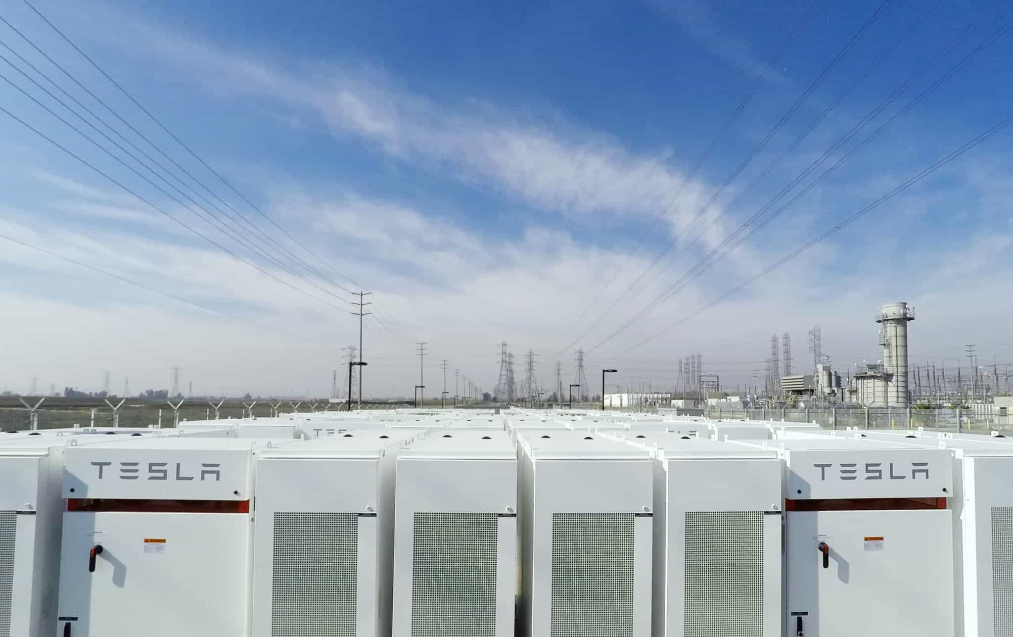 Tesla battery packs awaiting to be unleashed upon California's power grid.
Image credits Tesla.