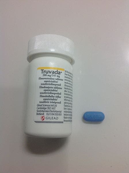 Truvada: pill and its commercial label and presentation as marketed in Denmark. Image credits: Fersolieslava / Wiki Commons.
