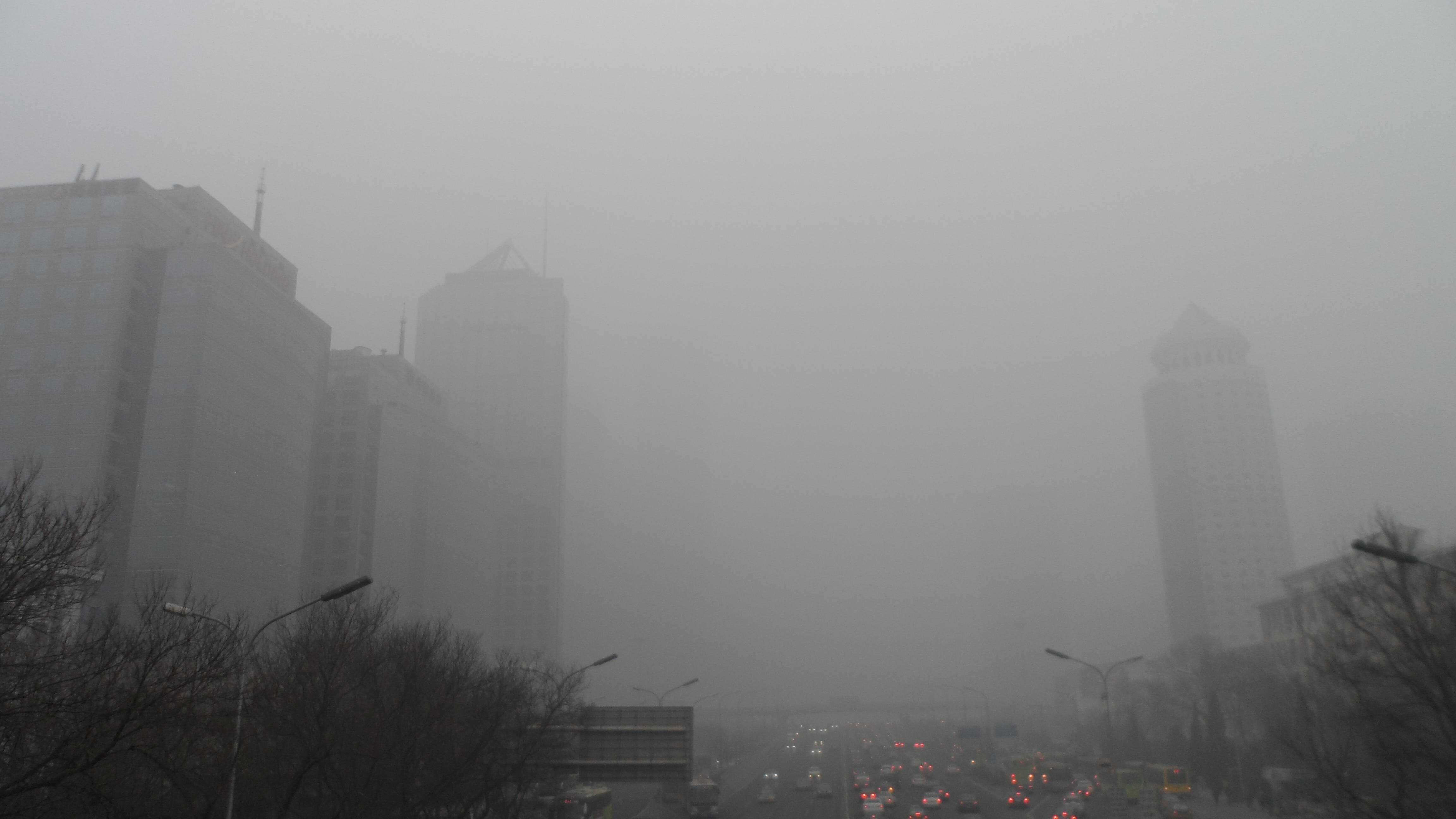 Beijing has been struggling with smog for a long time, but eliminating the city's coal stations is expected to make a big difference. Image credits: 螺钉.