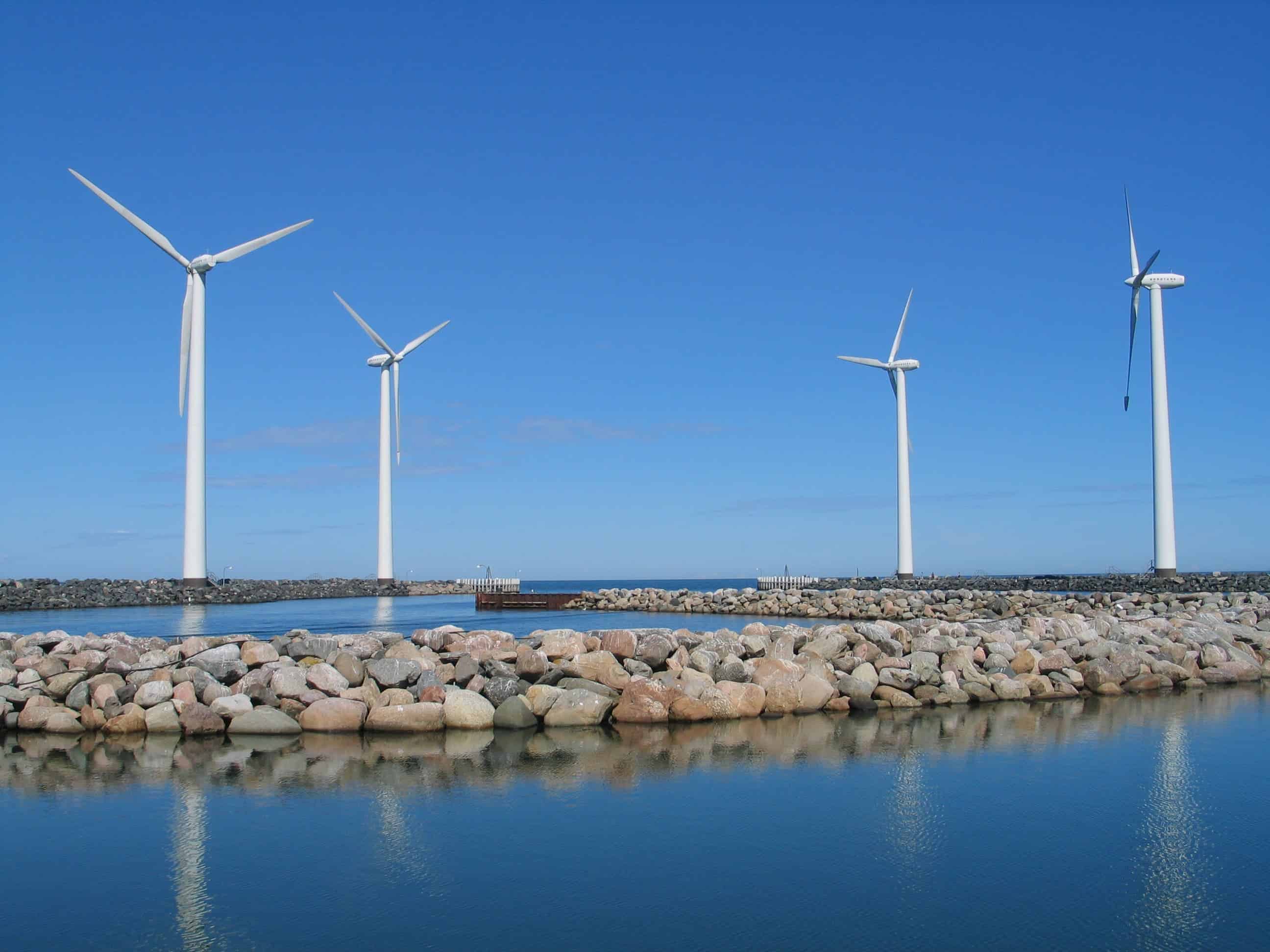 Windmills at the shore of Denmark at Bønnerup Strand. Image credits: Dirk Goldhahn