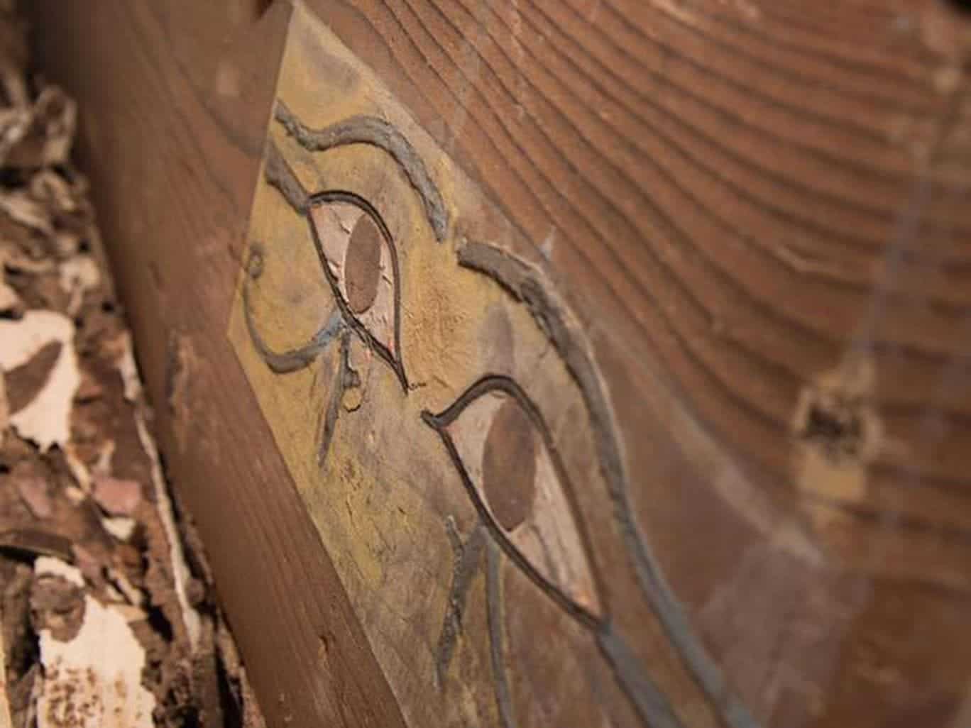 Paintng on the sarcophagus. A well preserved mummy was also found, covered with a polychrome cartonnage, collars and a mask. Image credits: Egypt's Ministry of Antiquities.