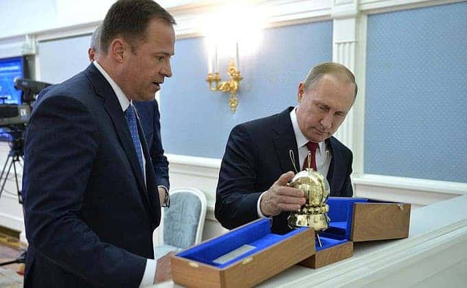 Roscosmos chief Igor Komarov (left) with Russian President Vladimir Putin. Credit: Kremlin.