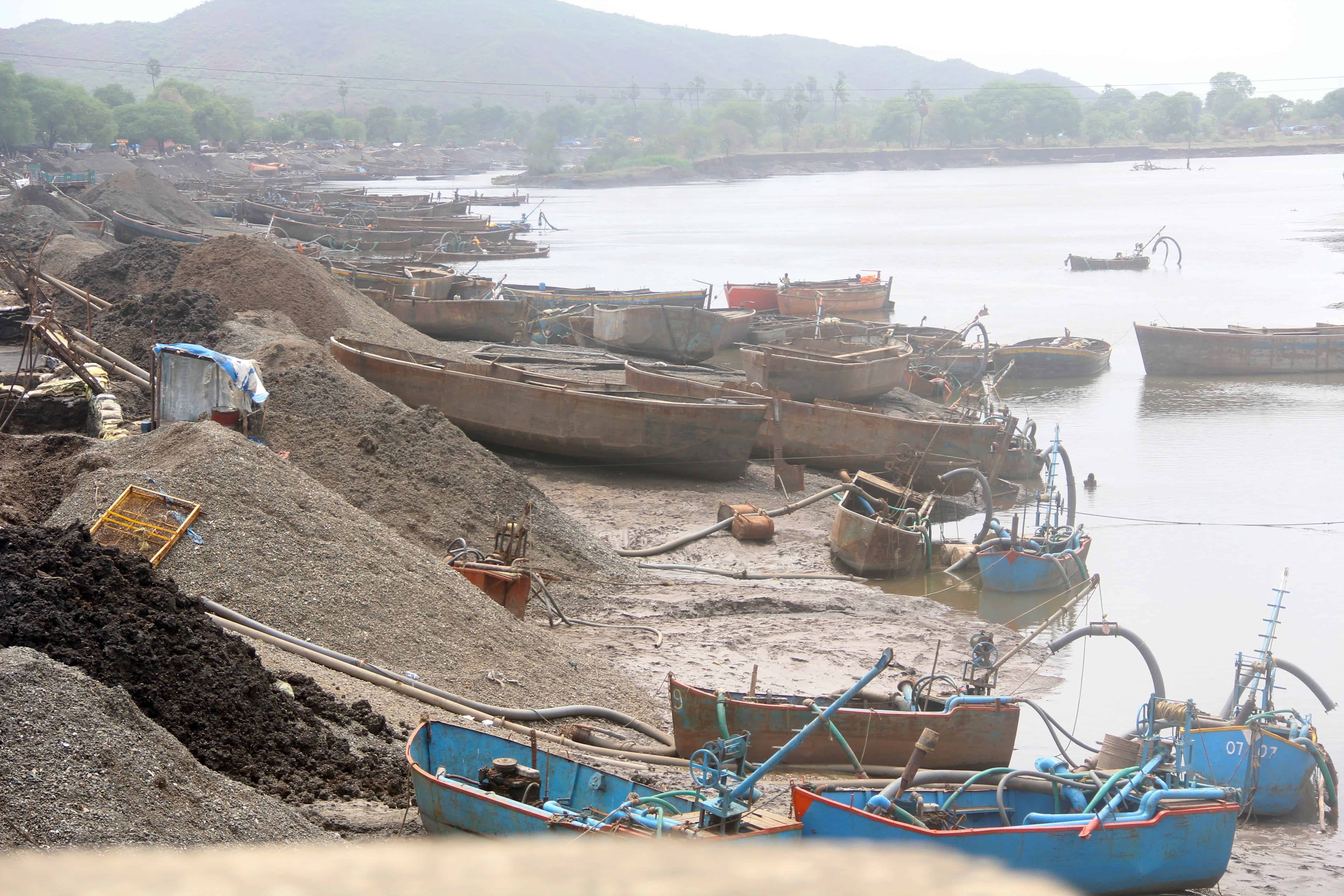 Sand mining at the side of a river using efficient suction pumps. Image credits: Sumaira Abdulali.