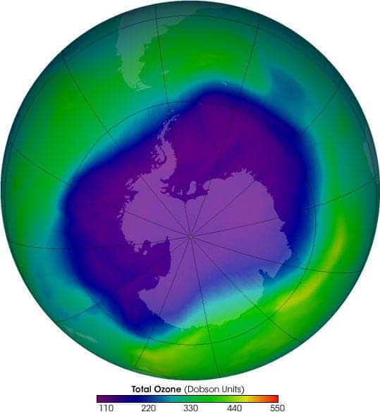 Озоновый слой над Антарктидой каждый год следует естественному циклу истончения, который усугубляется антропогенными загрязнителями. Истощение озонового слоя обычно тем больше, чем дальше от экватора, и недавно над Северным полюсом в Арктике была обнаружена озоновая дыра (определяемая по отчетливой области с очень низким уровнем озона). Кредит: НАСА. 