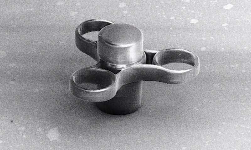 The world’s smallest fidget spinner as seen under a microscope. Image via Oak Ridge National Laboratory