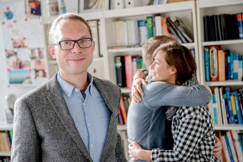 Sebastian Ocklenburg (left) and his collegues wanted to know if hug-related behaviour is affected by the emotional context of the give situation. Julian Packheiser gives a hug to Noemi Rook. Image credits: RUB, Marquard.