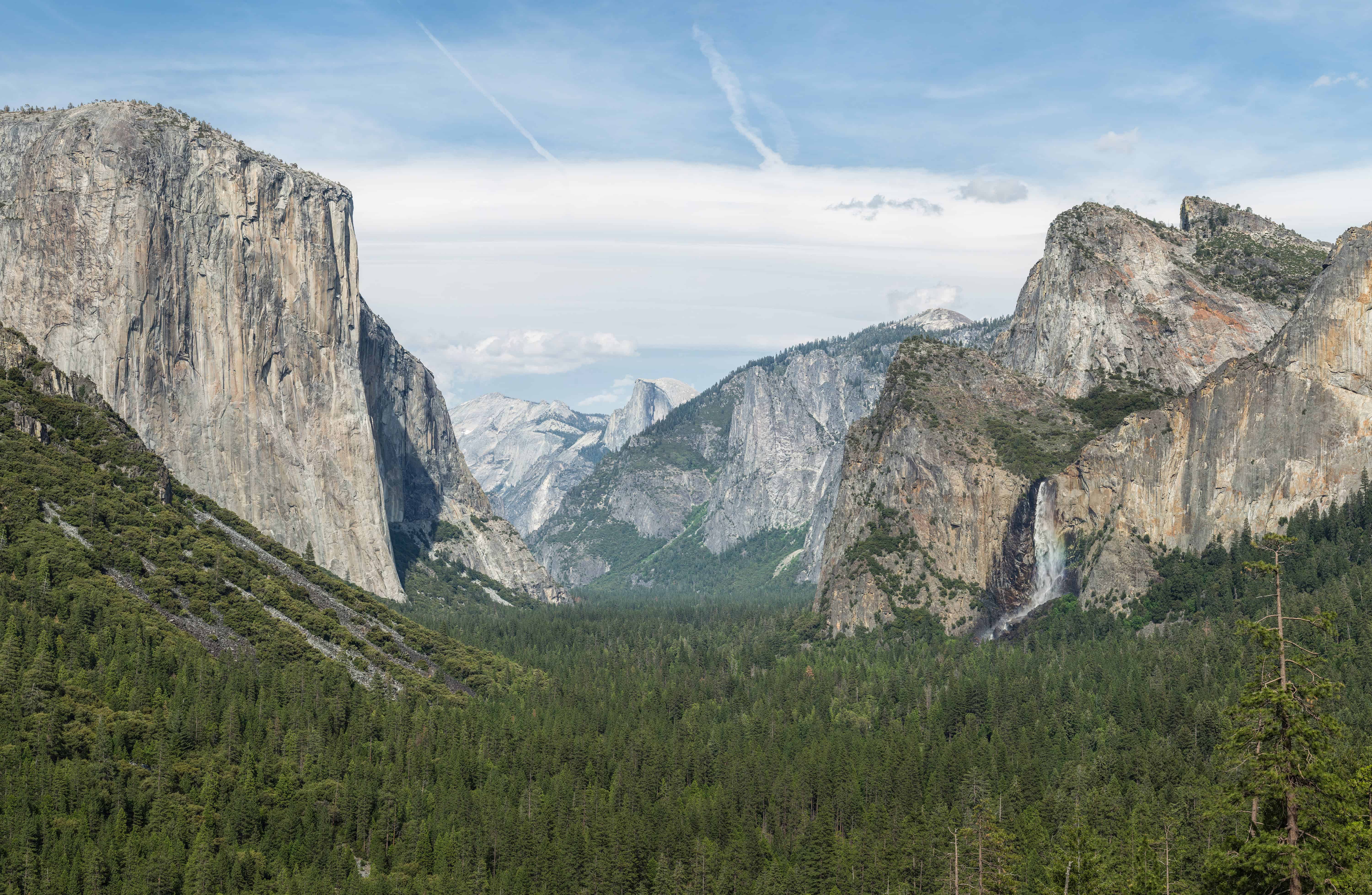 The view of Yosemite Valley from Tunnel View in Yosemite National Park, California, United States. Photo by DAVID ILIFF. License: CC-BY-SA 3.0.