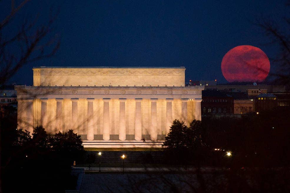 The 2011 supermoon as it is seen rusubg near the Lincoln Memorial. Image Credits: NASA/Bill Ingalls.