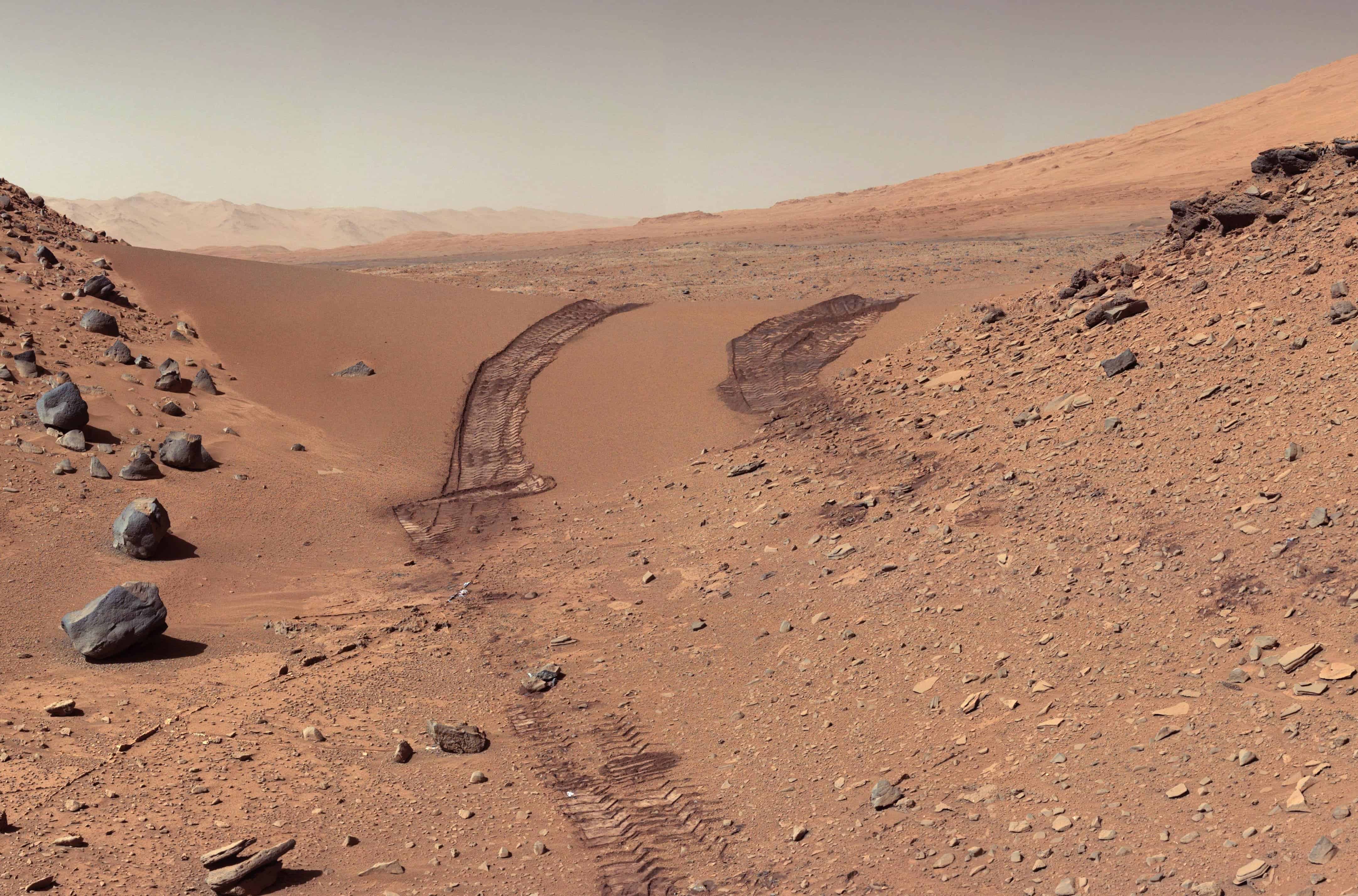 Curiosity's tracks on Martian soil. Image credits: NASA / JPL.