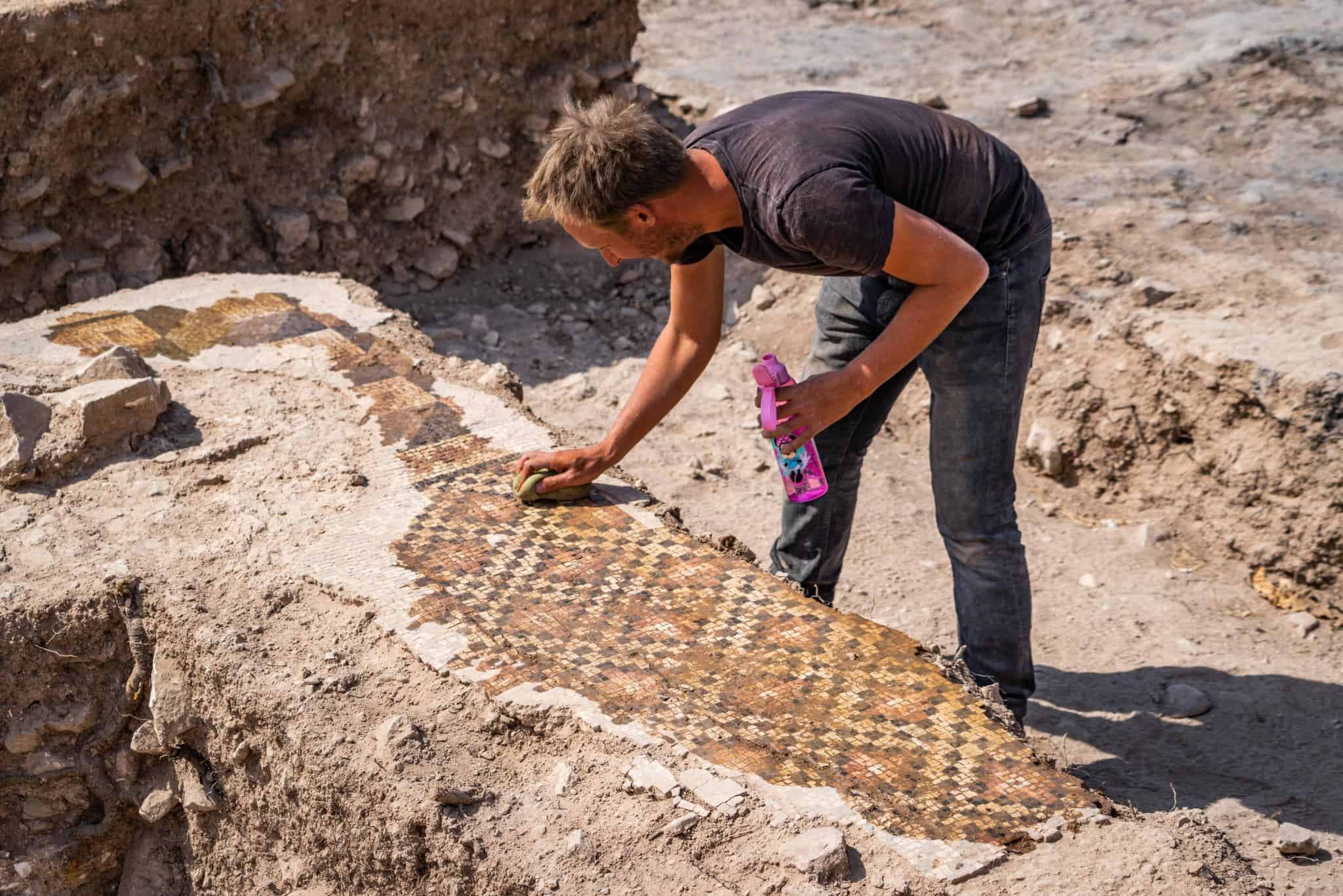 Cleaning of mosaic fragments in the area of the bathing facility. Image credits: Peter Jülich.