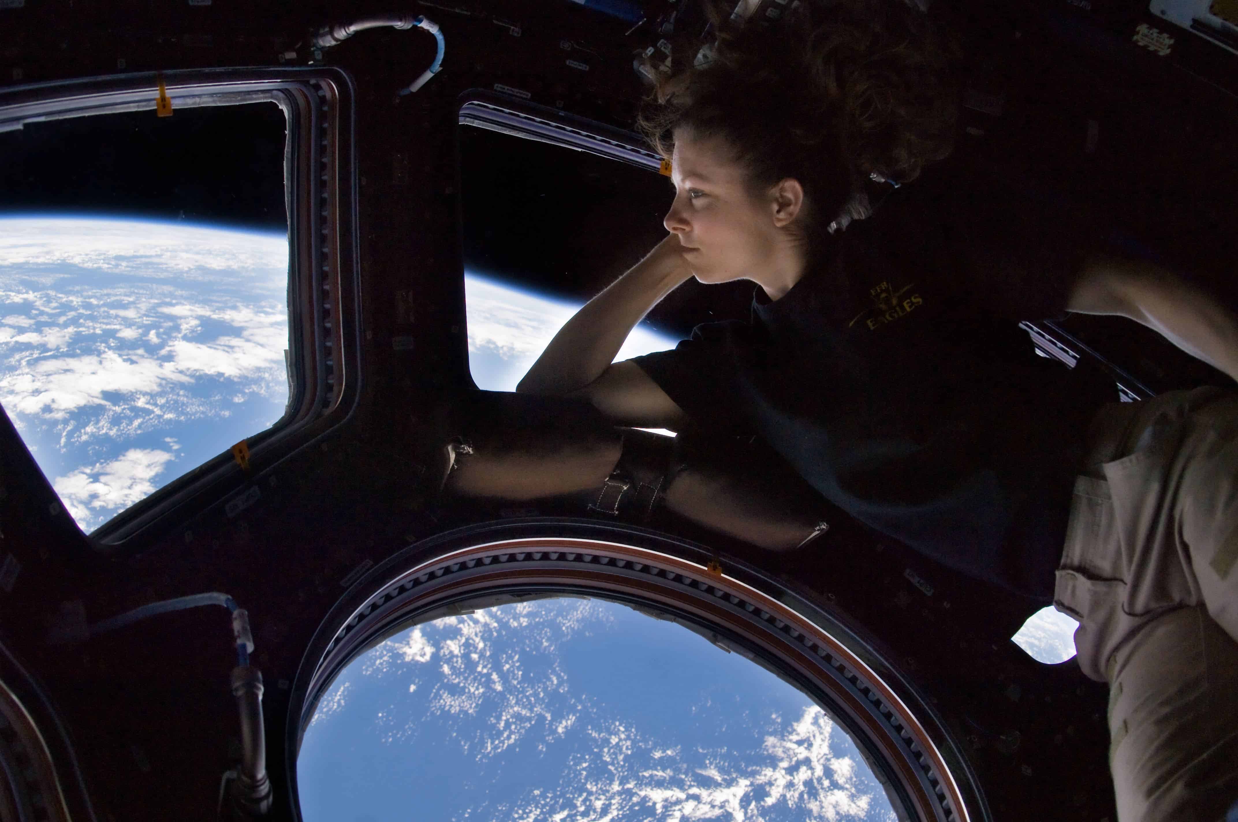 Tracy Caldwell Dyson in ISS Cupola.