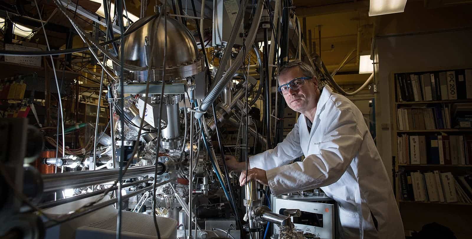 Konstantinos P. Giapis with his reactor that converts carbon dioxide to molecular oxygen. Credit: Caltech.