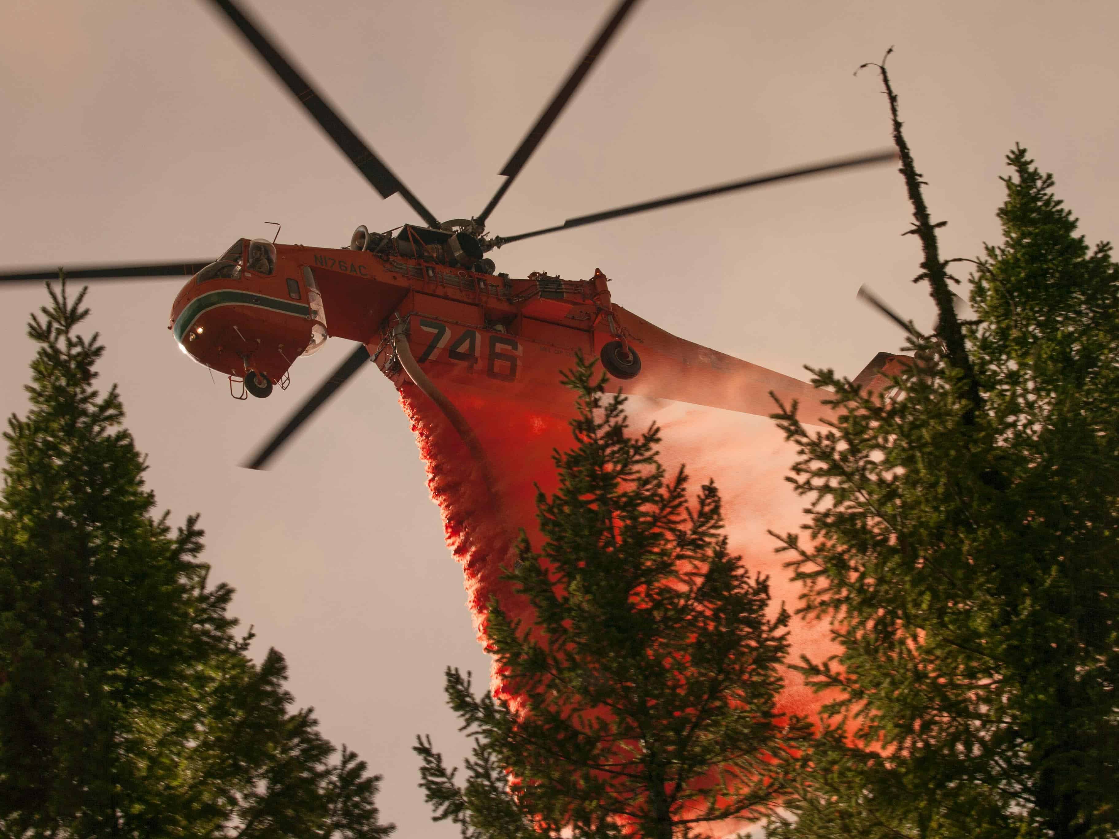 Heavy helicopter drops fire retardant on the Happy Camp Complex Fire in the Klamath National Forest in California. Credit: US Department of Agriculture (Flickr)