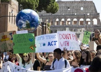 epa07873541 School students and activists take part in the Global Strike for Climate rally in Rome, Italy, 27 September 2019. Millions of people across the world are taking part in demonstrations demanding action on climate issues. The Global Climate Strike Week is held from 20 September to 27 September 2019.  EPA/MASSIMO PERCOSSI