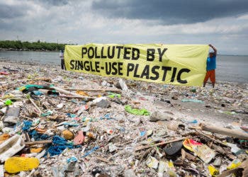 Greenpeace together with the #breakfreefromplastic coalition conduct a beach cleanup activity and brand audit on Freedom Island, Parañaque City, Metro Manila, Philippines. The activity aims to name the brands most responsible for the plastic pollution happening in our oceans.
A banner reads 