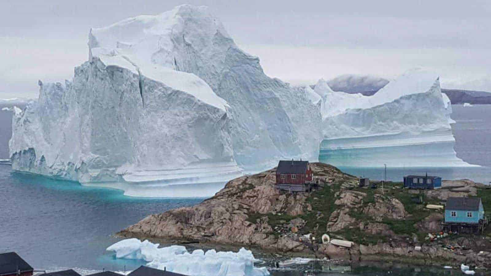 Greenland lost 600 billion tons of ice last summer, satellite data shows - ZME Science