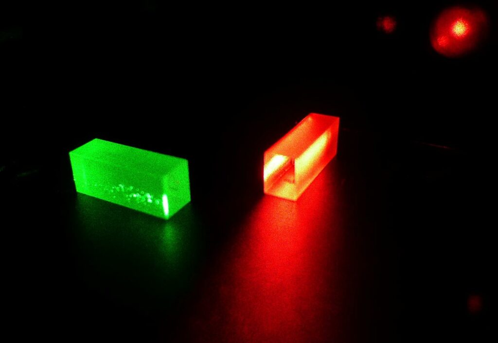This image shows crystals which contain photonic information after quantum teleportation. (© GAP, University of Geneva (UNIGE))
