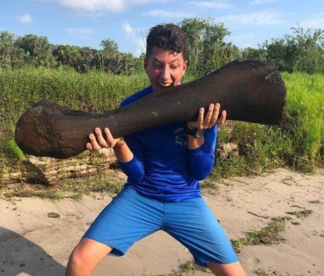 Photo of Hombres de Florida encuentran hueso de mamut durante una inmersión