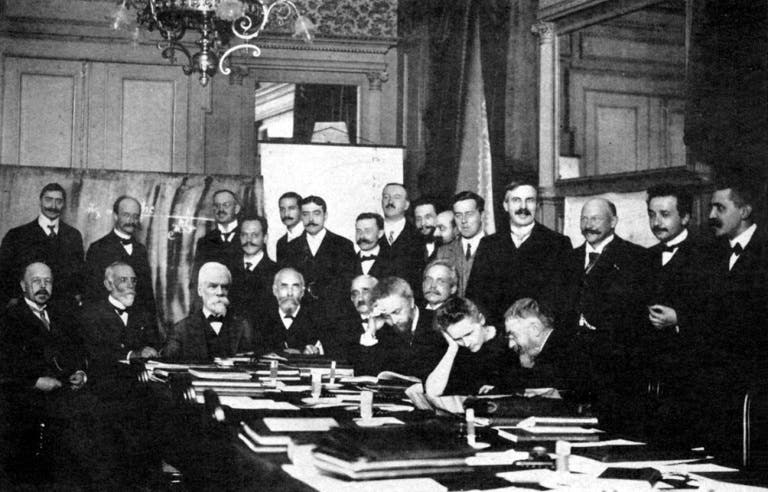 picture of 1911 academic meeting featuring marrie curie and einstein