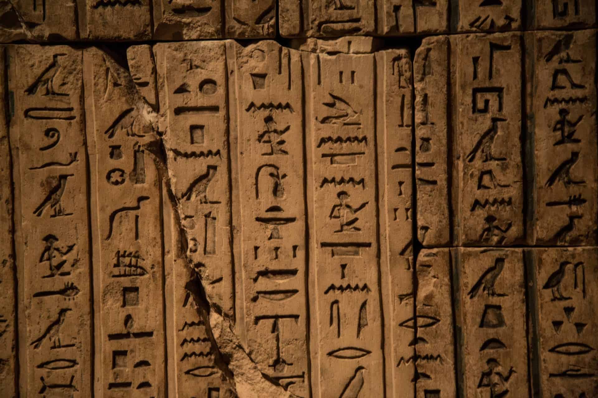 Клинопись в древнем египте. Иероглифическая письменность древнего Египта. Изобретение письменности древний Египет. Иероглифы древнего Египта письмена.