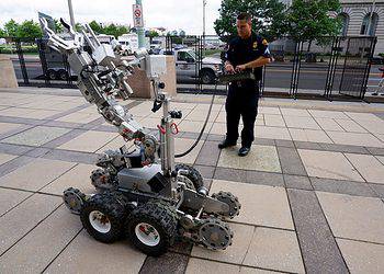 Cleveland police bomb squad technician Sgt. Tim Maffo-Judd demonstrates a Remotec F5A explosive ordnance device robot during a demonstration of police capabilities across the street from city hall near the site of the Republican National Convention in Cleveland, Ohio July 14, 2016.  REUTERS/Rick Wilking     TPX IMAGES OF THE DAY      - RTSHWRP