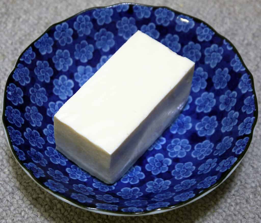 un blocco di tofu
