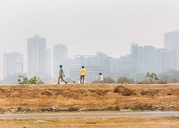 Men walk on a peripheral street of Gurgaon, a fast-expanding technology hub on the outskirts of Delhi. Image credits: Gaia Squarci.