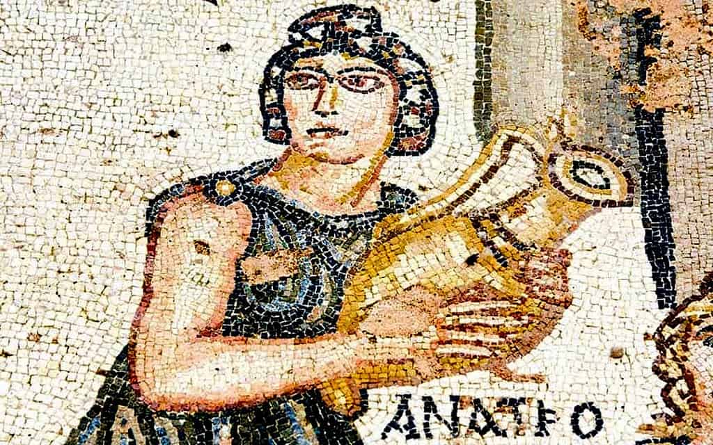 Римское искусство с человеком, держащим горшок с вином 